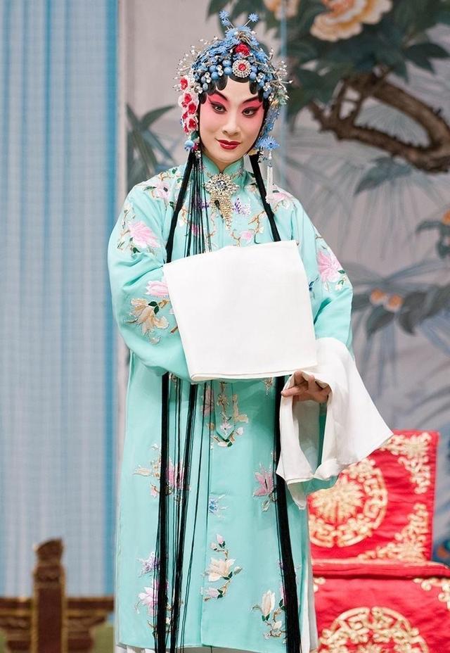 京剧名家李海燕曾经称赞张火丁十分努力,京剧界就需要这样的同行_艺术