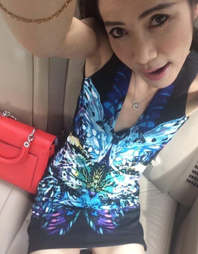 就在前一天,英国媒体报道诗妮娜贵妃大量私人照片泄露,从这些照片上