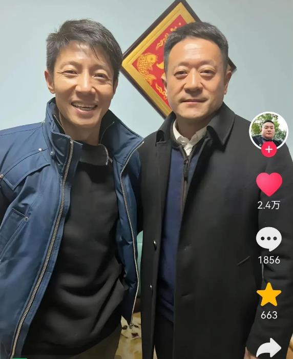 网友晒与撒贝宁合影:回湖北过年,穿着朴实接地气,脸上褶子显老_李白