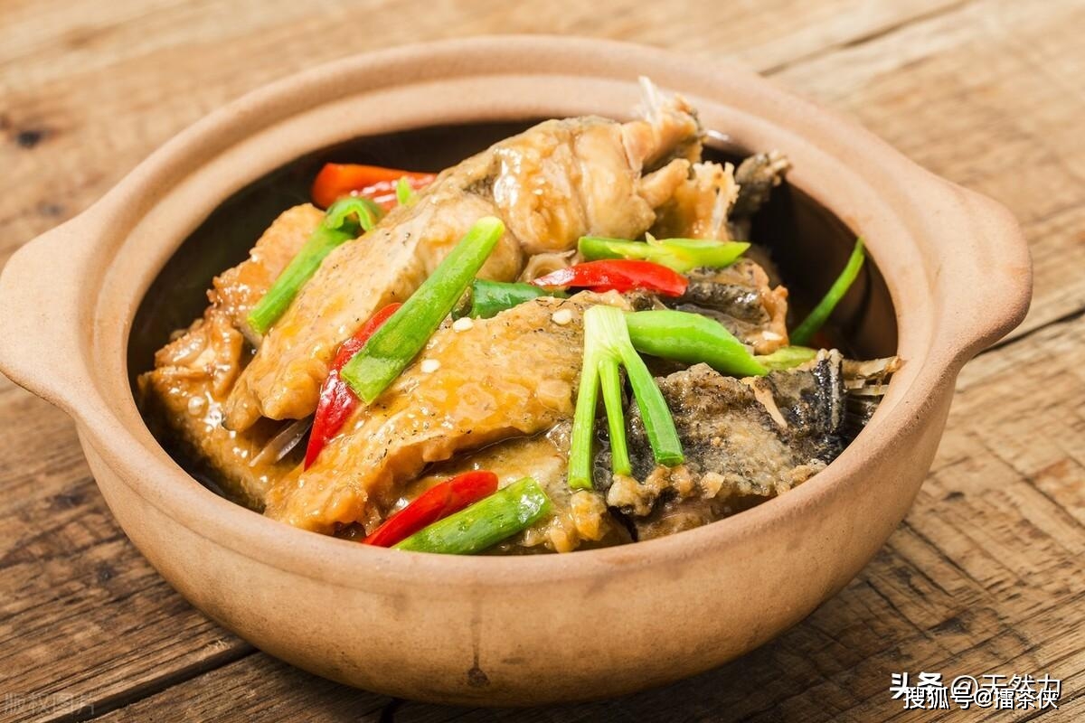 粤菜砂锅鱼腩煲的家常做法,鱼肉不腥,鲜嫩入味,开盖香气迷人
