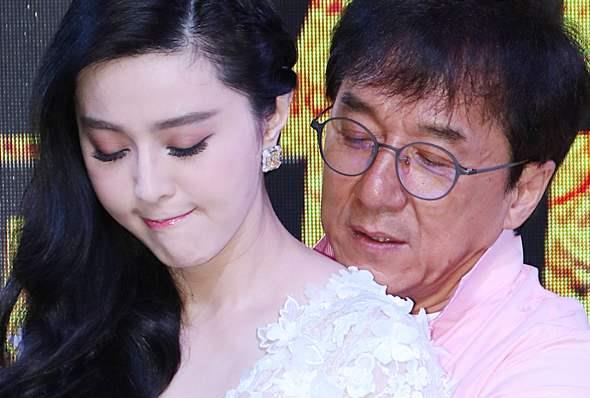 一次业界晚会上,主持人就公开问成龙大哥说:你如何评价范冰冰的男友