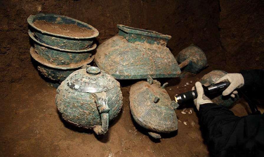 这个青铜器的出土同样来自于著名的"青铜器之乡"宝鸡,宝鸡这几十年中