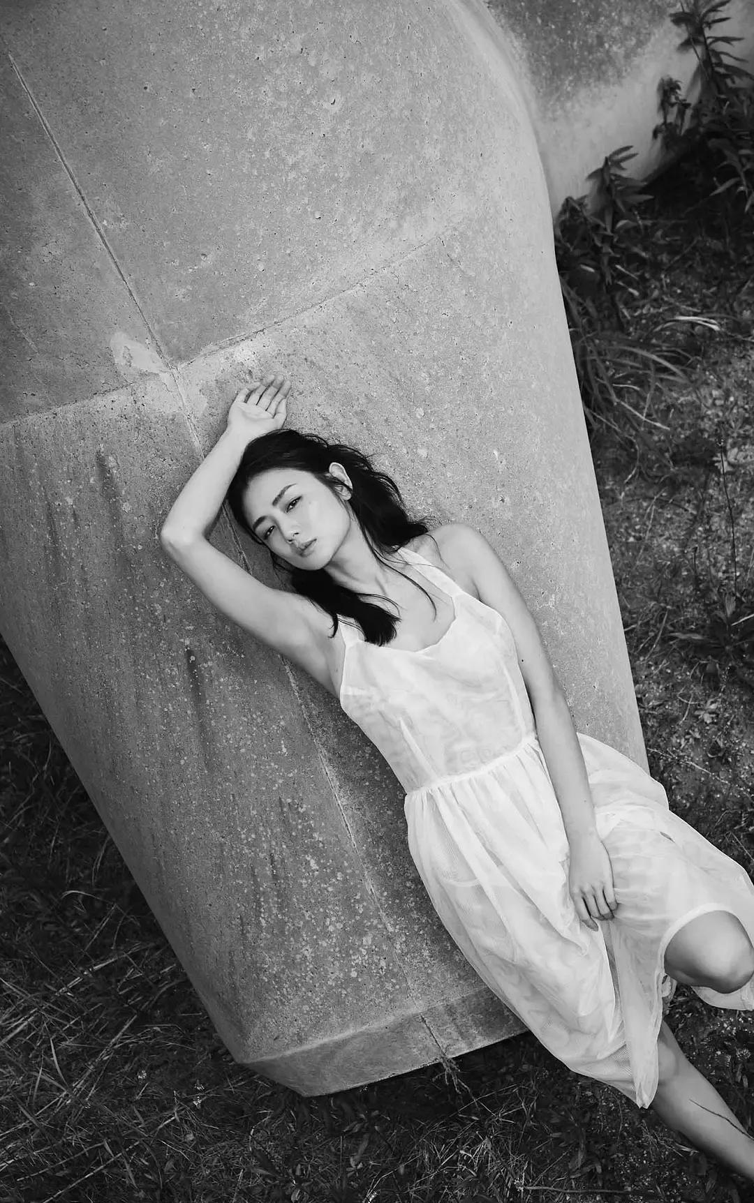 日本女星片山萌山首次出版自己的写真集,又美又帅_蒂姆·加洛_先生_杂