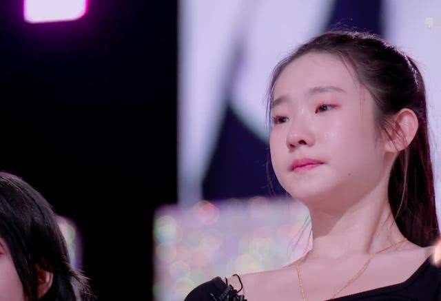 近期《创造营3》上,张艺凡回应"泪失禁体质":妈妈保护得太好_孩子