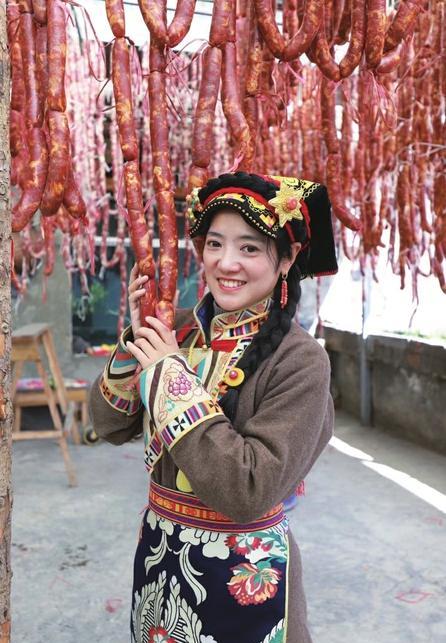 网红嘉绒姐姐阿娟晒二胎孕肚,穿高跟鞋在室内跳舞,大女儿才1岁_土特产