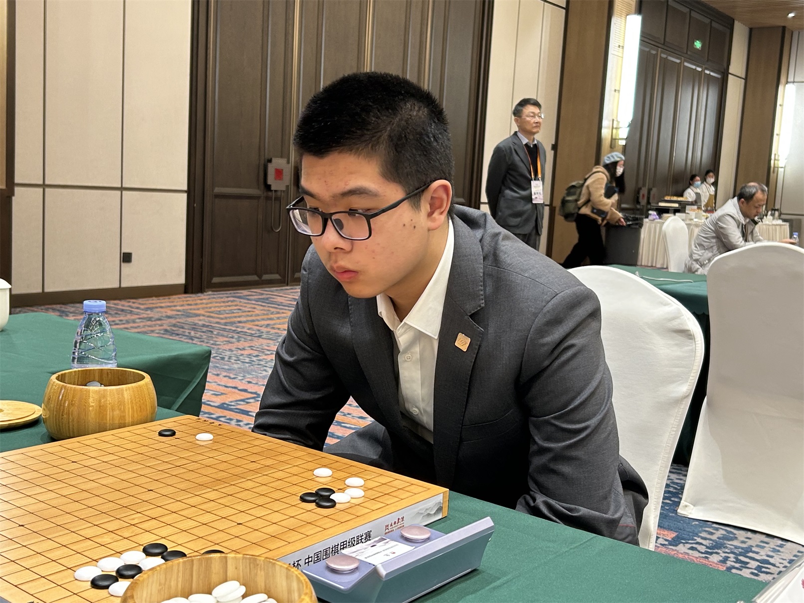 收获赛季个人第2胜的王楚轩2月10日,2022华为手机杯中国围棋甲级联赛