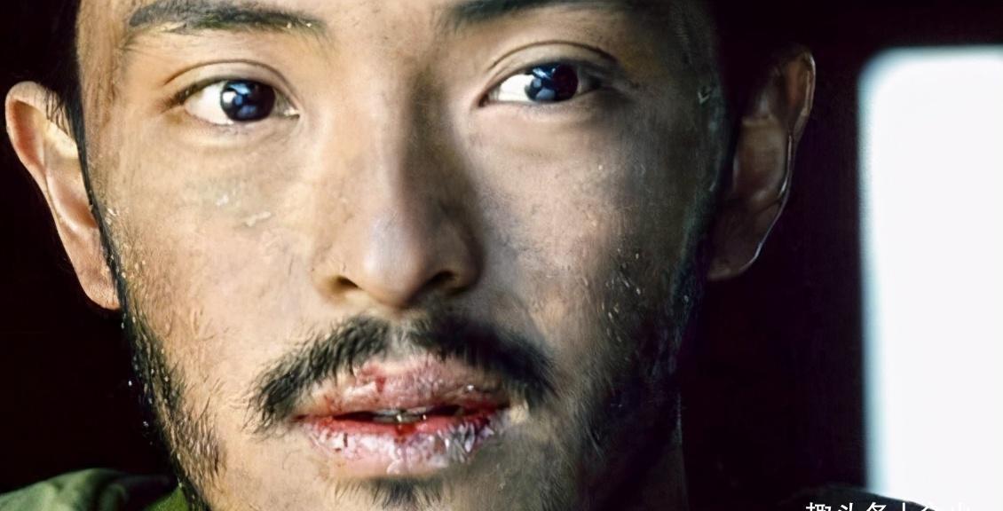 最穷影帝富大龙近照显寒酸,现身街边买肉馍,曾太穷送外卖维生?