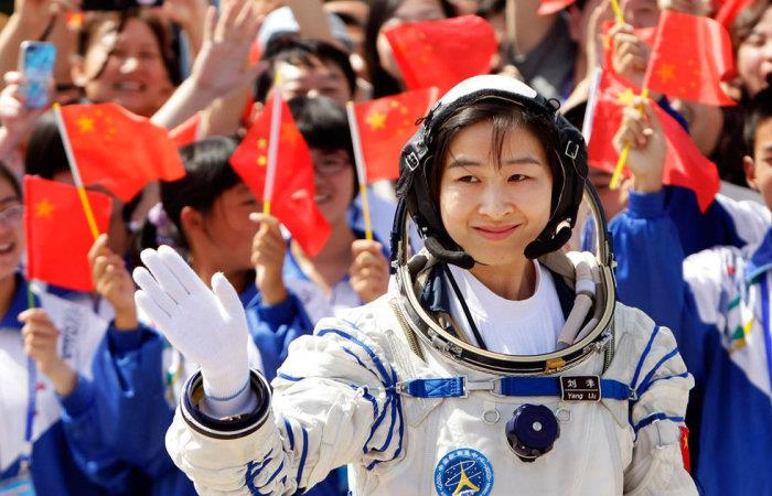 而现在,我们中国也有这个能力载人上天了,其中第一个登上太空的中国人