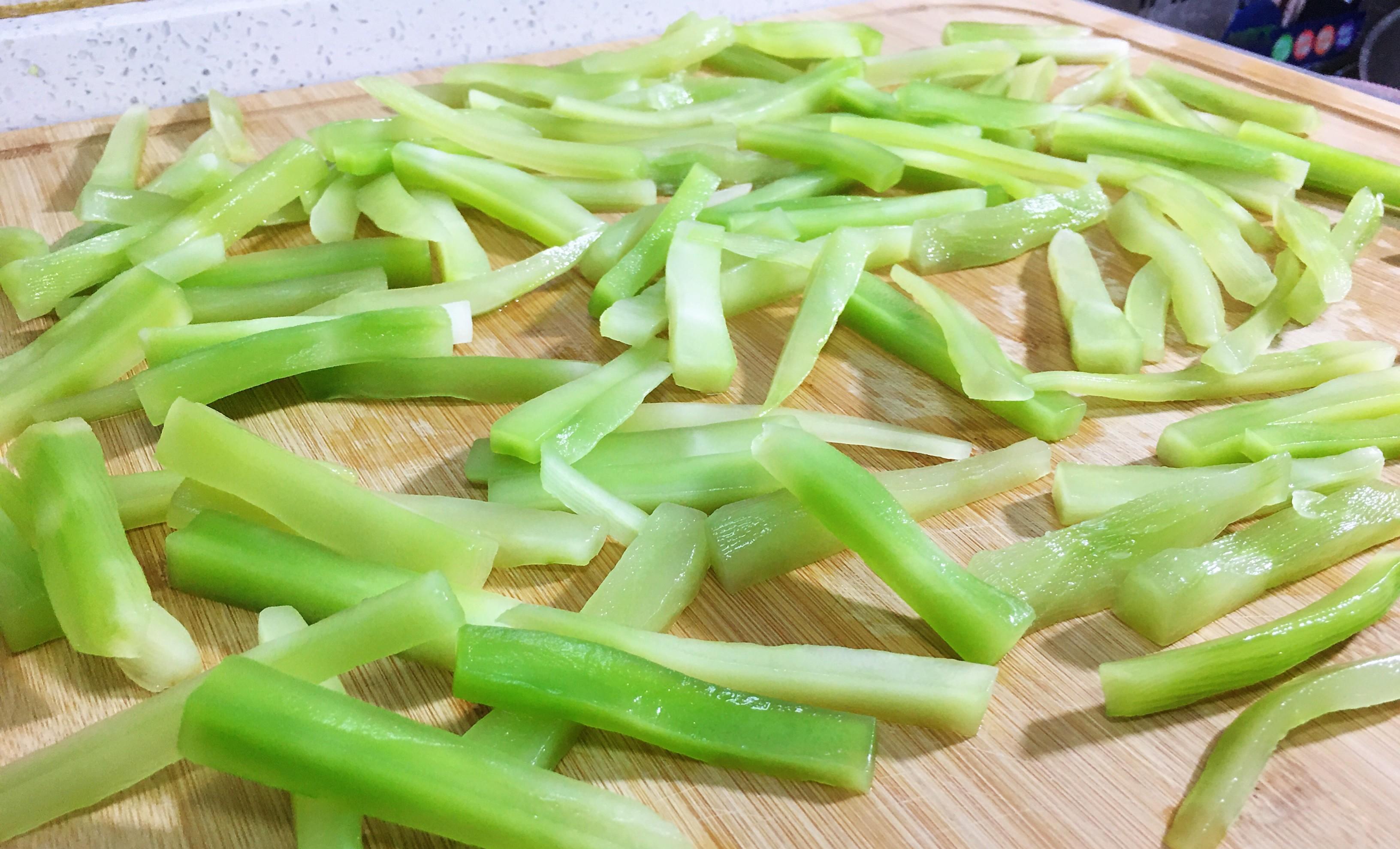 每年春天,我都会用这方法腌莴笋,酸辣脆爽特下饭,隔天就能吃_水分