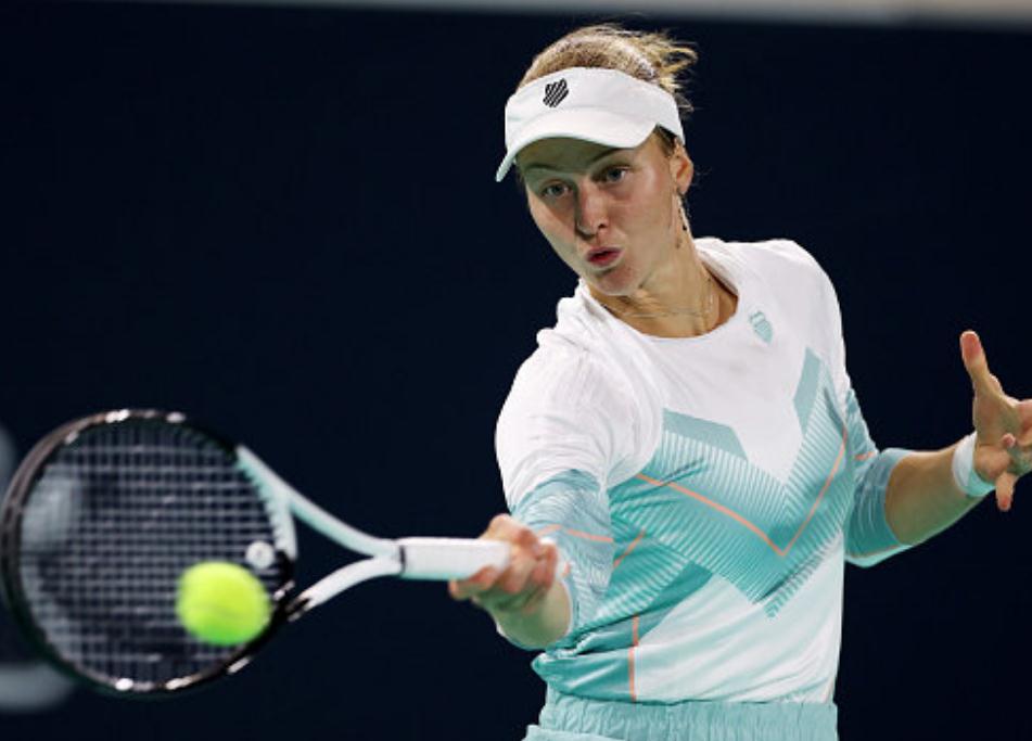 再战萨姆索诺娃,郑钦文打响复仇战,获胜=生涯最佳 重返一姐席位_决赛