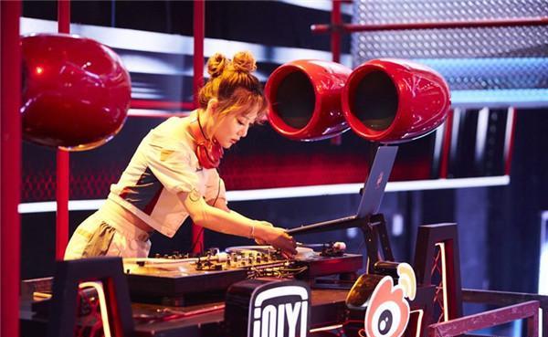 中国新说唱高人气女dj,颜值秒杀所有女选手,真实身份大有来头_李奕