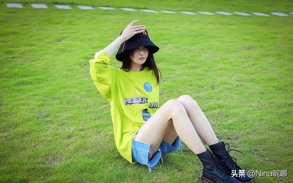 郑爽的腿经常被称作漫画腿,纤细迷人,不过郑爽的秀腿穿搭里很少能看到