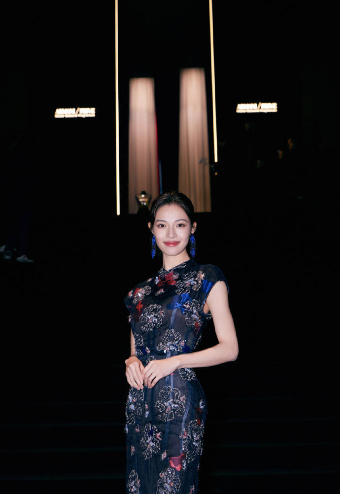 钟楚曦旗袍造型优雅端庄露温婉笑容身姿曼妙