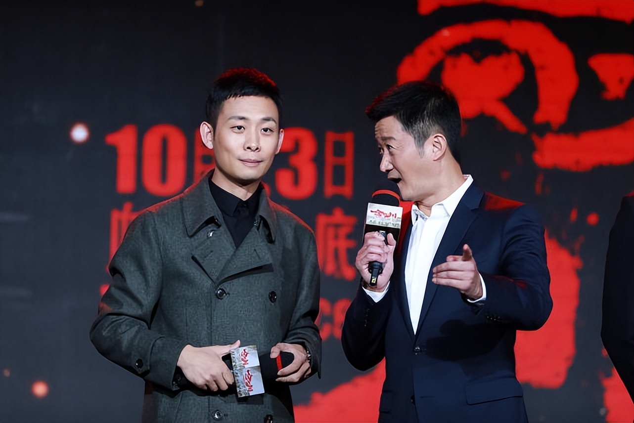 是这样的人:饭局紧张到撕纸,丢下朋友独自琢磨表演_合作_狂飙_张艺谋