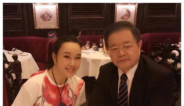 刘晓庆携80岁老公春游!