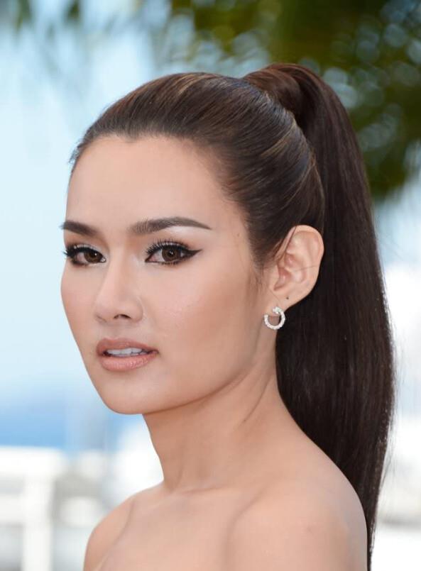 明星写真:雅雅英深v吊带礼服长裙性感宣传照,身材傲人凹凸有致_电影