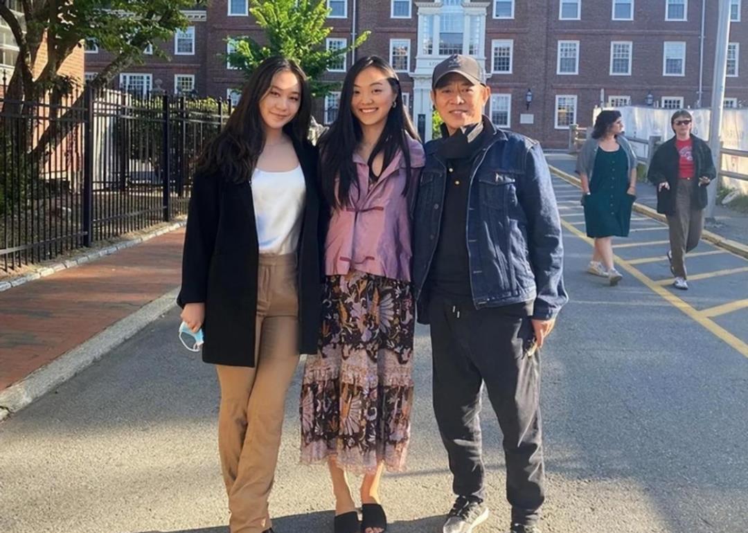 李连杰晒全家福!夫妻俩年纪大了,两个姑娘却没有遗传妈妈的美貌!