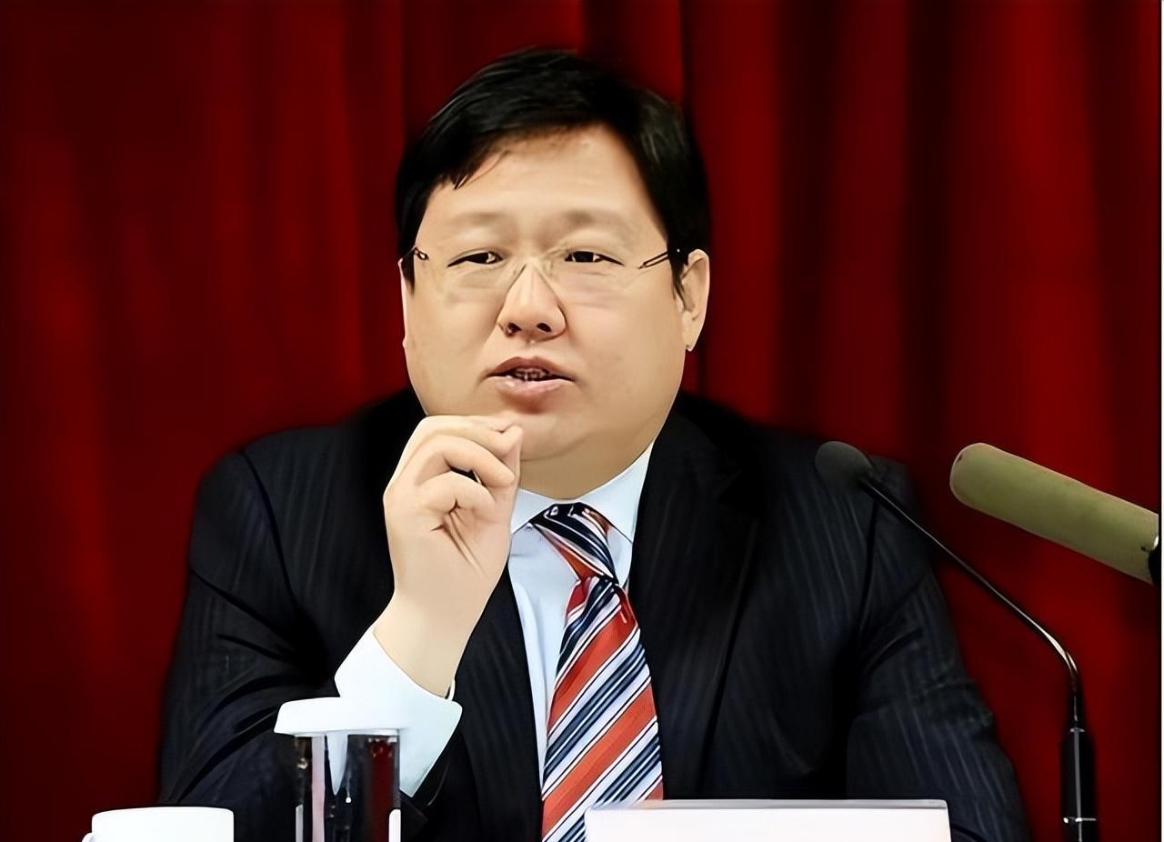 亿万富翁徐明病逝,在狱中度过了8年,妻子田海容和女儿过得怎么样?