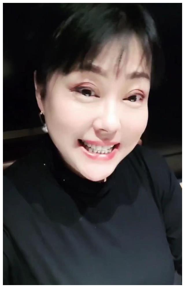 眼睛红肿怪异被指模样太假,离婚三次独带娃_李晶晶_网友_镜头