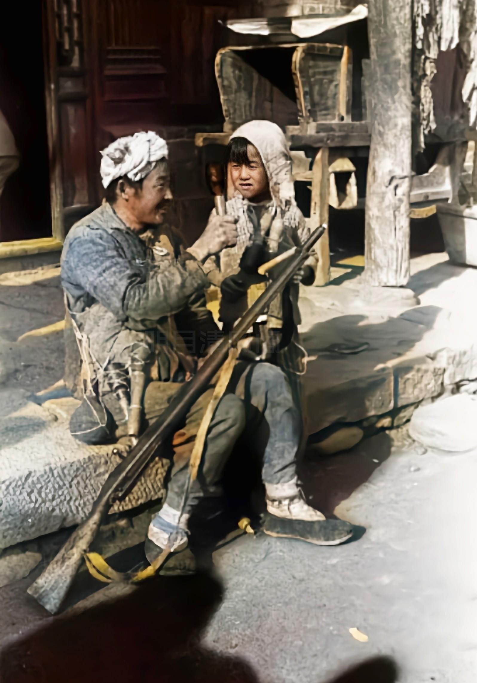 这张照片很好的诠释了那句话"母亲叫儿打东洋,妻子送郎上战场",乡亲们