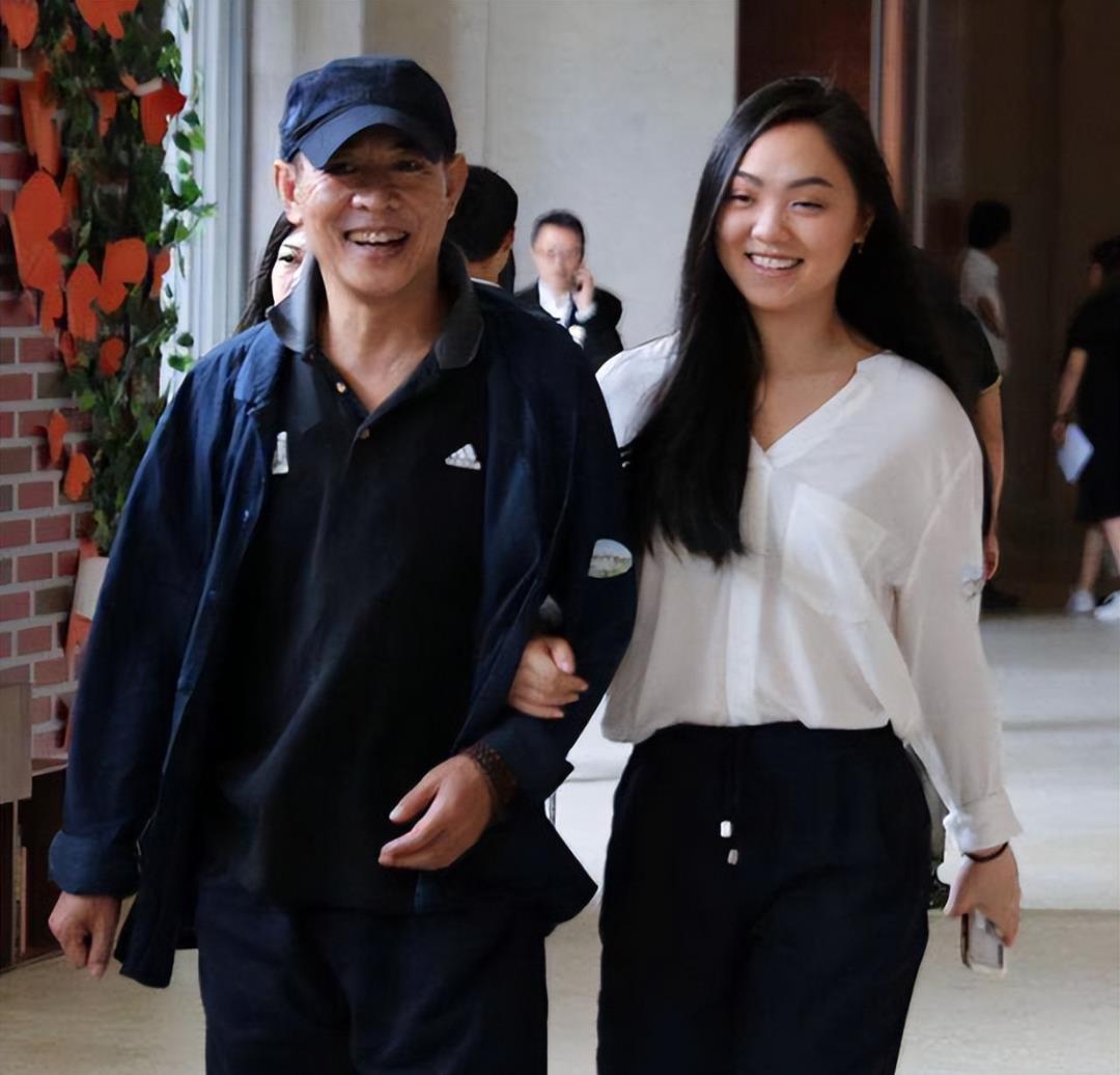 李连杰晒全家福!夫妻俩年纪大了,两个姑娘却没有遗传妈妈的美貌!