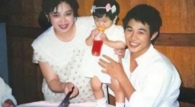 李连杰全家福照片，一家四口幸福完竣，却忘了与前妻的两个女儿
