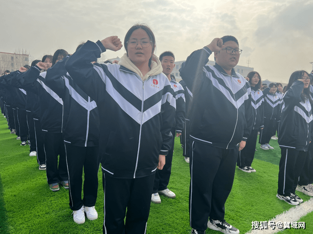 踔厉奋发启新程 笃行不怠向未来——巨鹿二中举行升国旗仪式_全体师生