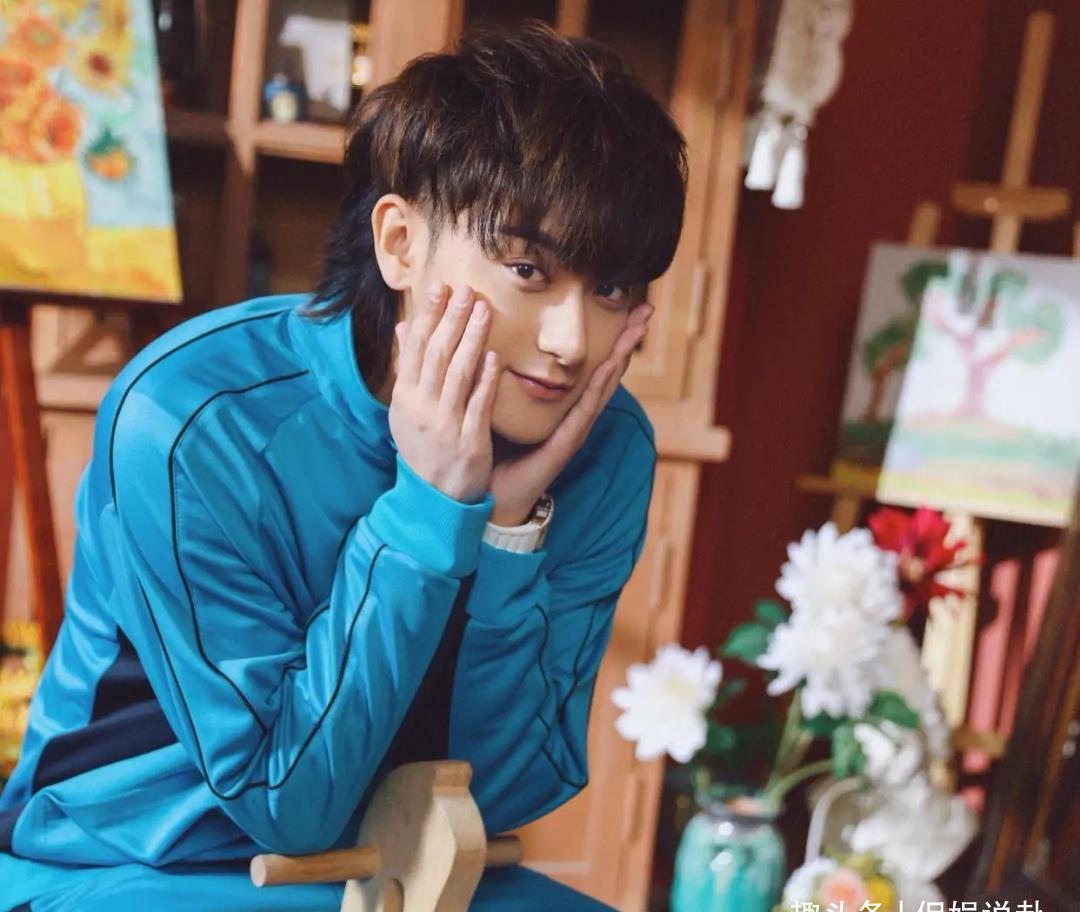 情人节黄子韬出去约会,不料车子抛锚,挨着冻吸着雾霾等拖车!