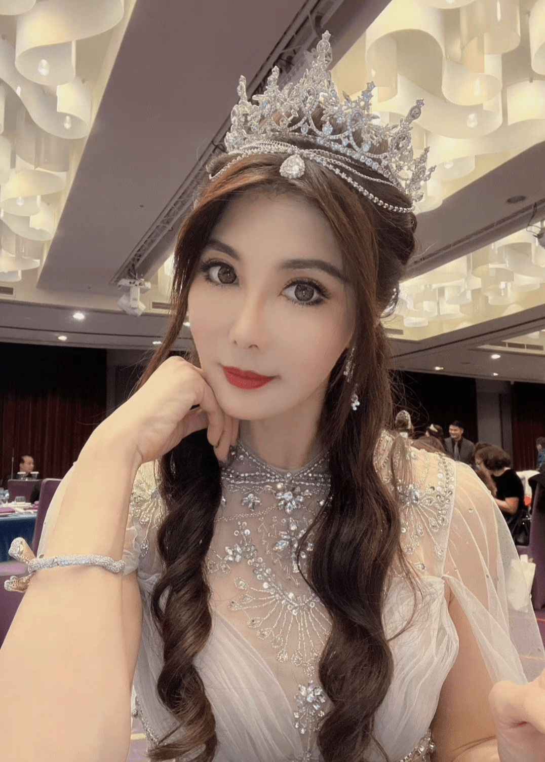 54岁武打女星杨丽菁浙江商演,穿吊带秀香肩,模样大变认不出_身体