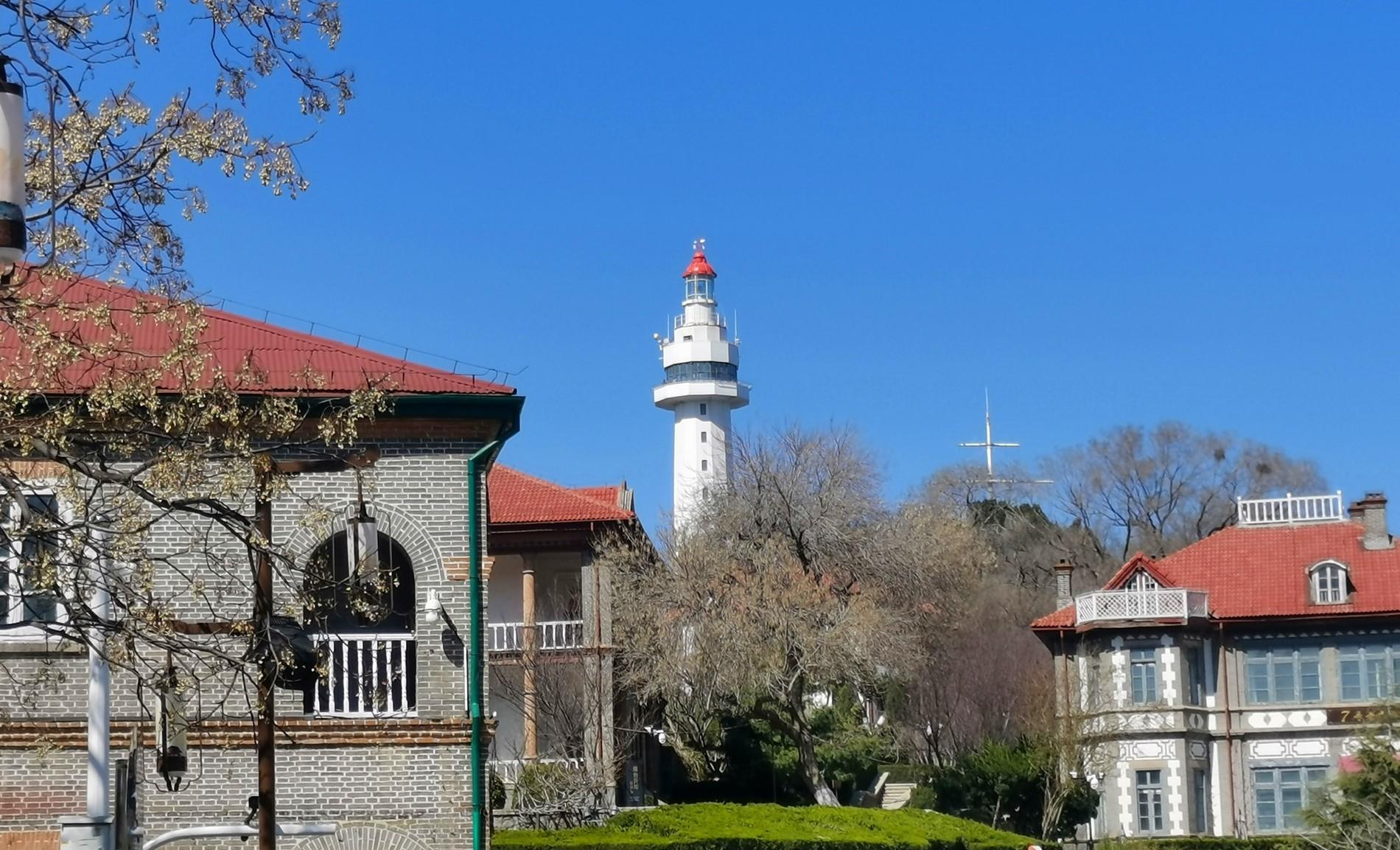 胶东游记:烟台山灯塔顶上的瞭望台,风景很好就是风大_手机_朋友_笔者
