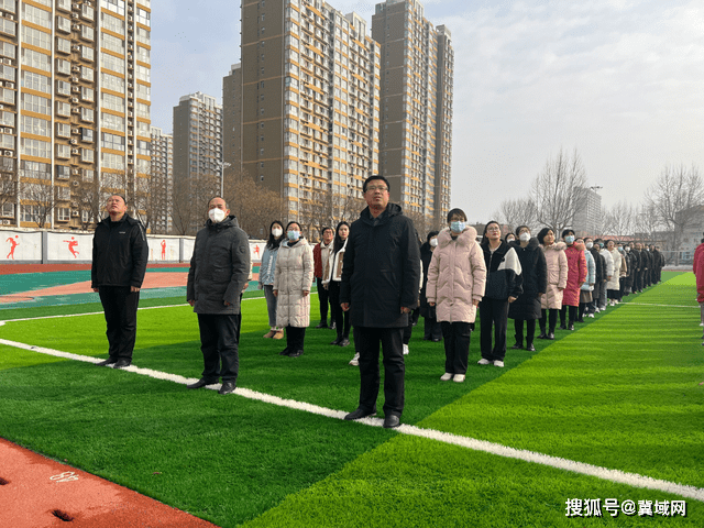 踔厉奋发启新程 笃行不怠向未来——巨鹿二中举行升国旗仪式_全体师生