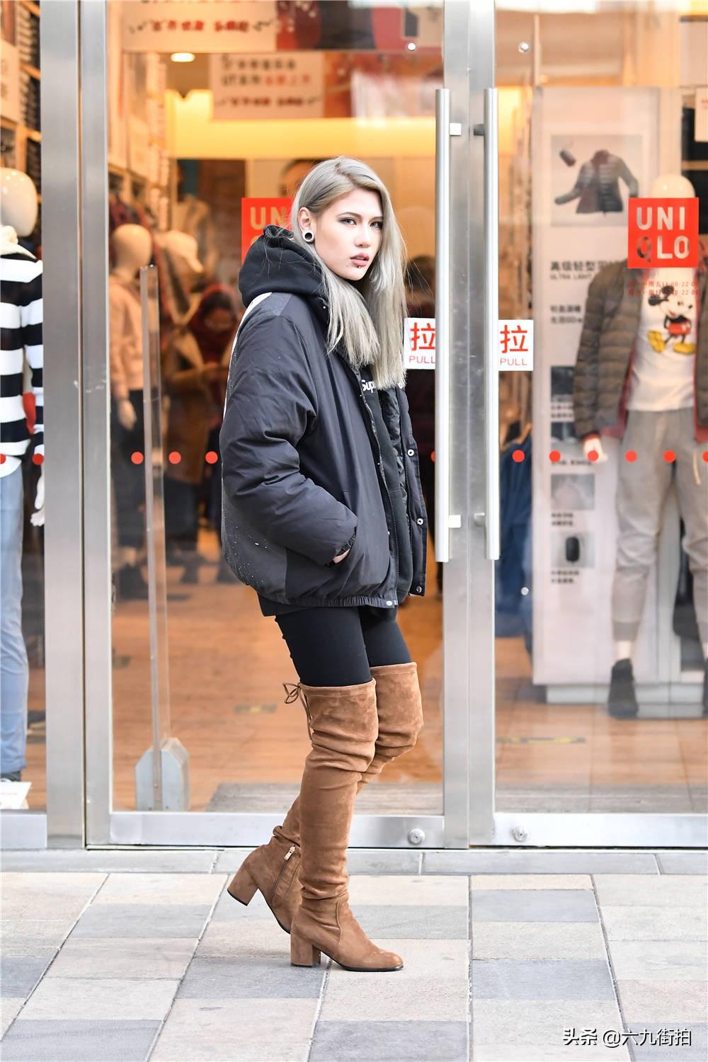 棕色粗跟过膝长靴,搭配羽绒服,欧美妆容,更有立体感_美女_款式_效果