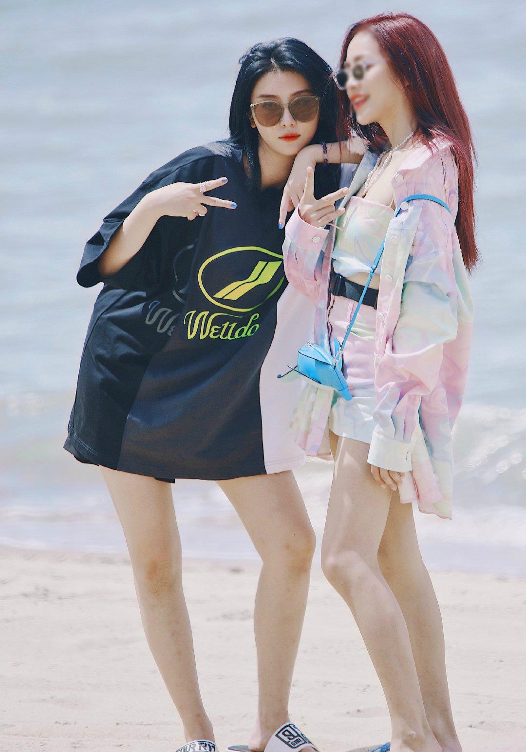 今日,the nine成员赵小棠和谢可寅在海南录制综艺《未知的餐厅》时