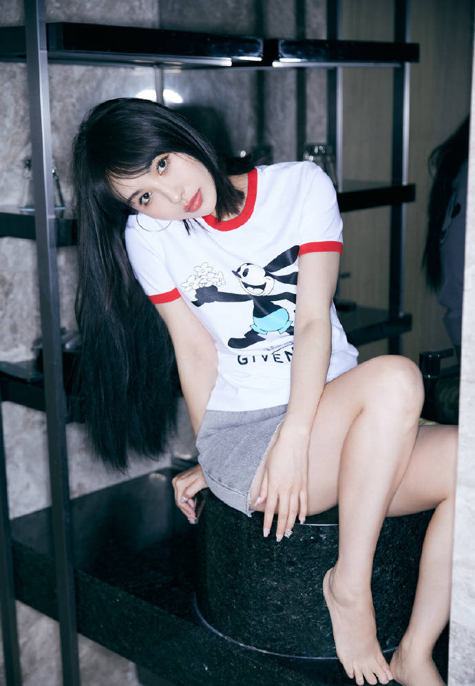 李菲儿晒情人节居家写真 穿超短裙躺床上秀美腿 搜狐大视野 搜狐新闻