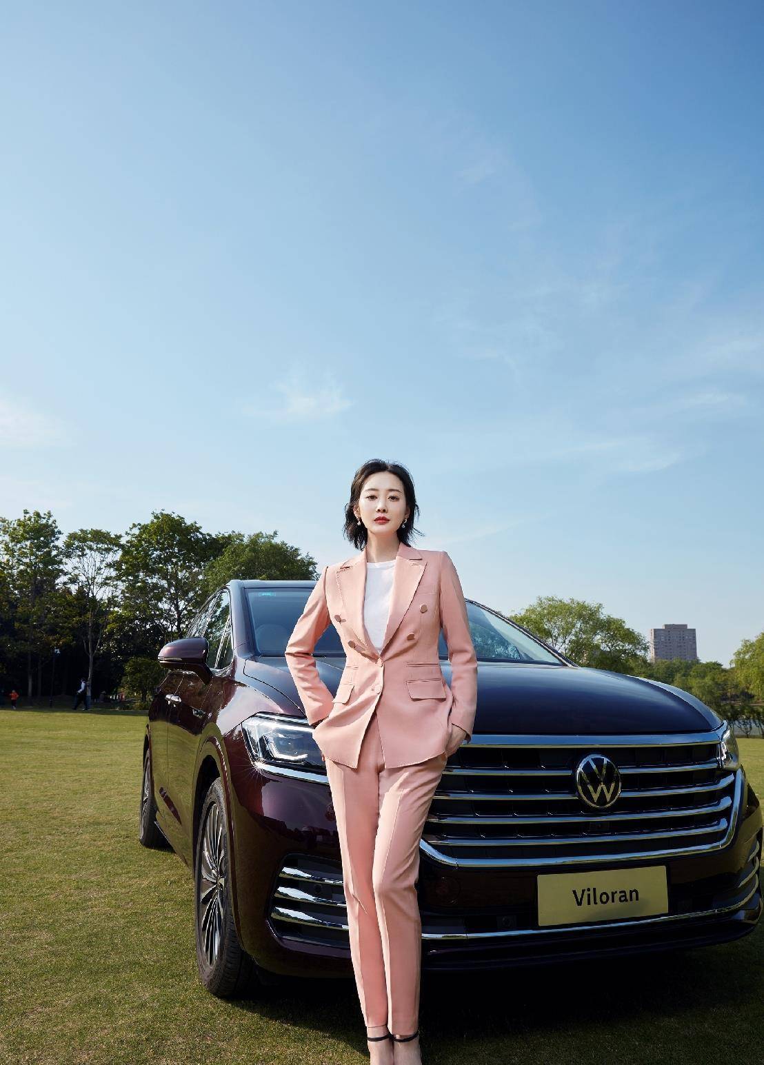 32岁李纯才是时尚宠儿,穿海蓝色抹身材长裙,身材好到让人羡慕_礼服