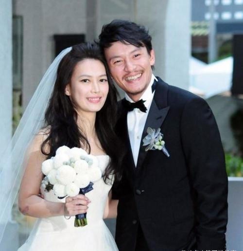 和舒淇分道扬镳以后,他就和自己的助理庄雯如走到一起,可能是明白了