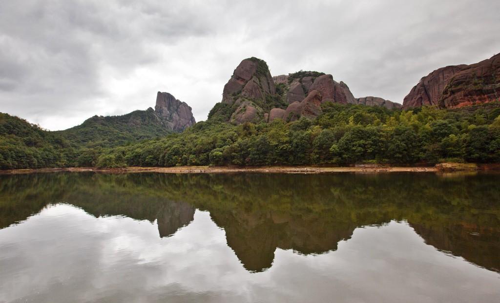 浓墨重彩的山水画卷,梦幻缥缈的人间天堂,清澈柔情的清水湖_龟峰_倒影