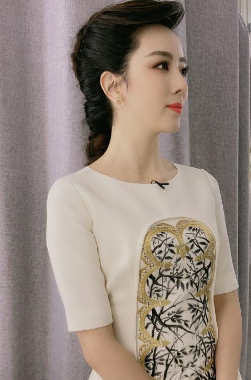 这就是李思思的状态了,照片中她身穿白色连衣裙亮相,裙身印着金边和