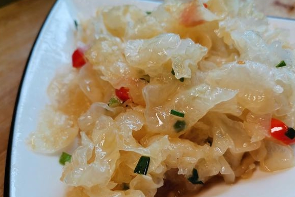 一朵银耳一道美味，简单一拌，加小米辣和葱花点缀，色香味俱佳(图1)