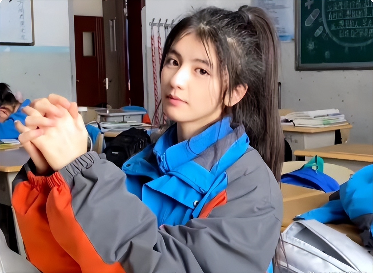 在这个"颜值即正义"的时代,年轻的女高中生们又怎能不想追求青春靓丽