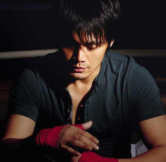 邵兵:剧组开机10天被赶出来,险遭名导扇耳光,如今52岁现状如何_张纪中