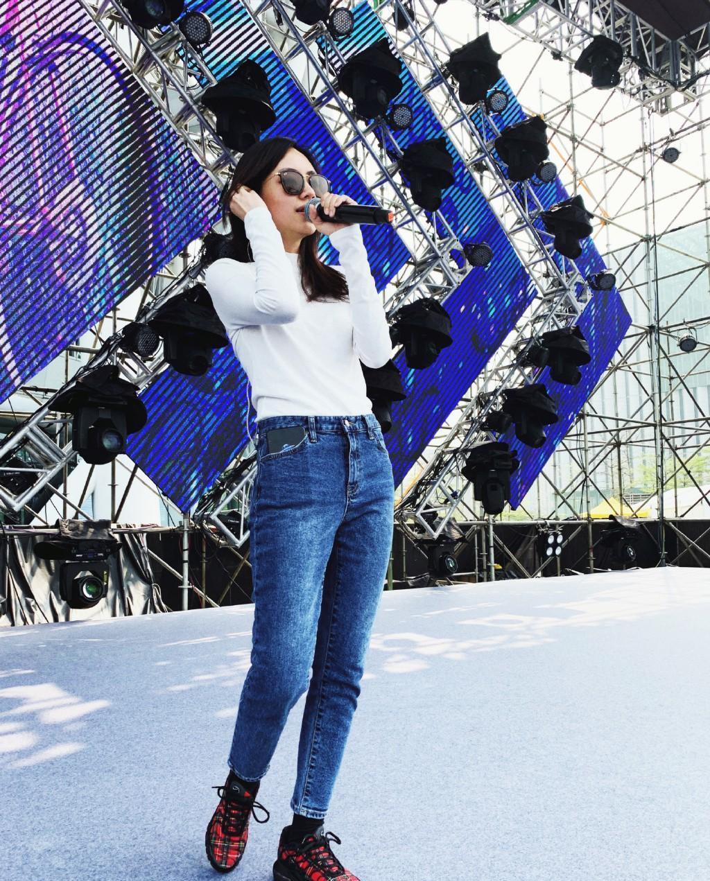 不是真爱粉认不出,刘惜君迷彩服配牛仔裤,戴墨镜口罩酷帅有型_时尚