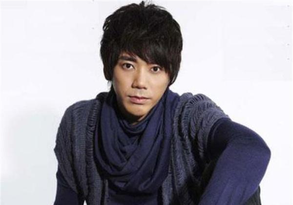 今年49岁的苏见信感情经历也是一段传奇,二十多岁时与主持人张钰凰有