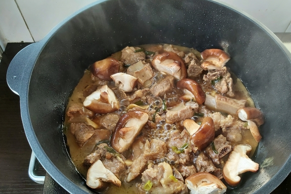 一道家常炖菜，红烧排骨炖土豆，家里人抢着吃(图9)