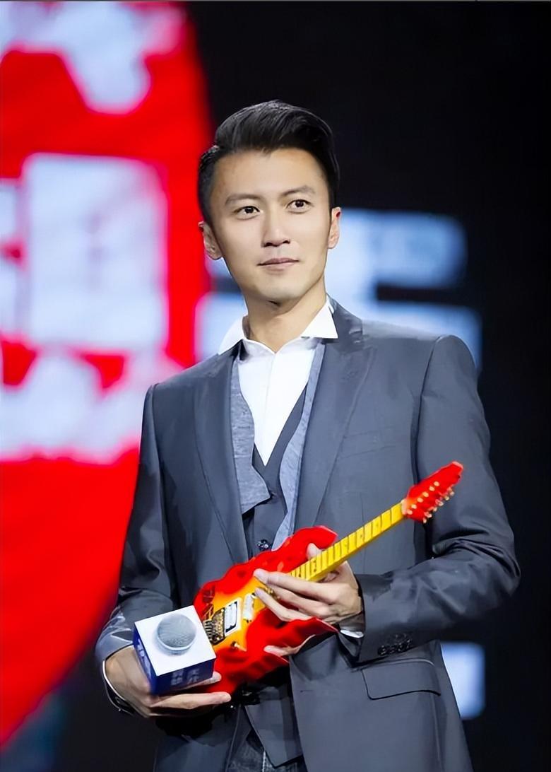 25岁粉丝滑雪偶遇谢霆锋,发文称其为叔叔,引发网友不满_照片_身材