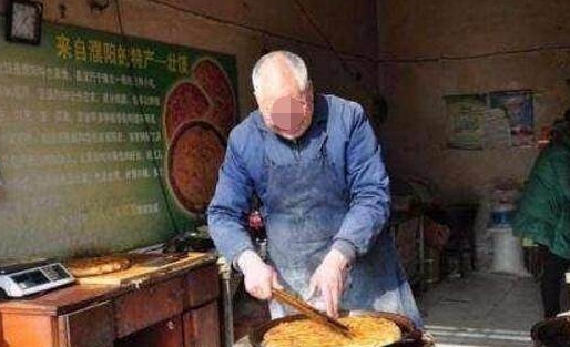 一河南老大爷集市上卖的这个饼，就是等半个小时很多人也愿意！(图2)