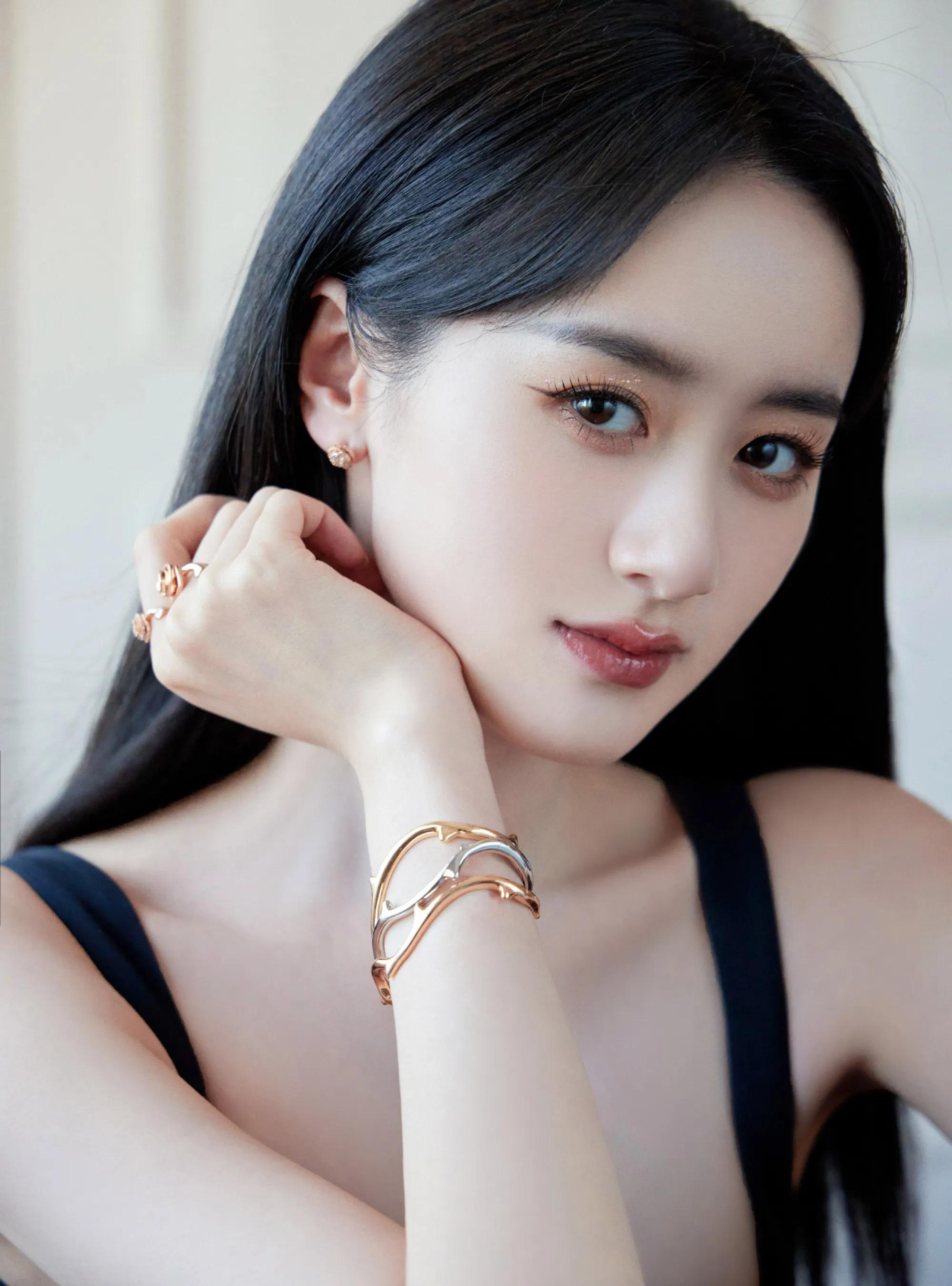 绝美女神袁冰妍,优雅又娇艳,绽放华丽的梦幻之旅,明星代言已是常事