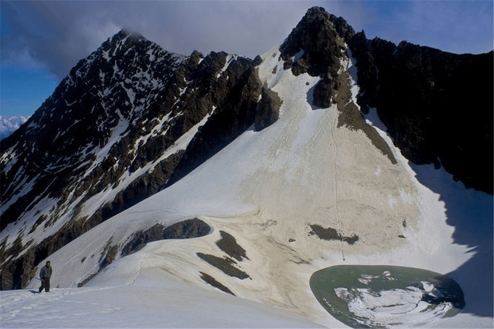 喜马拉雅冰川融化，露出一座可怕湖泊，里面的东西至今无解(图1)