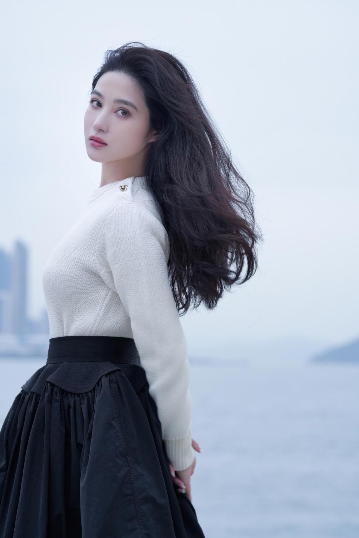 孙嘉璐海边写意大片,满屏文艺初恋氛围,一个回眸直接看愣了!