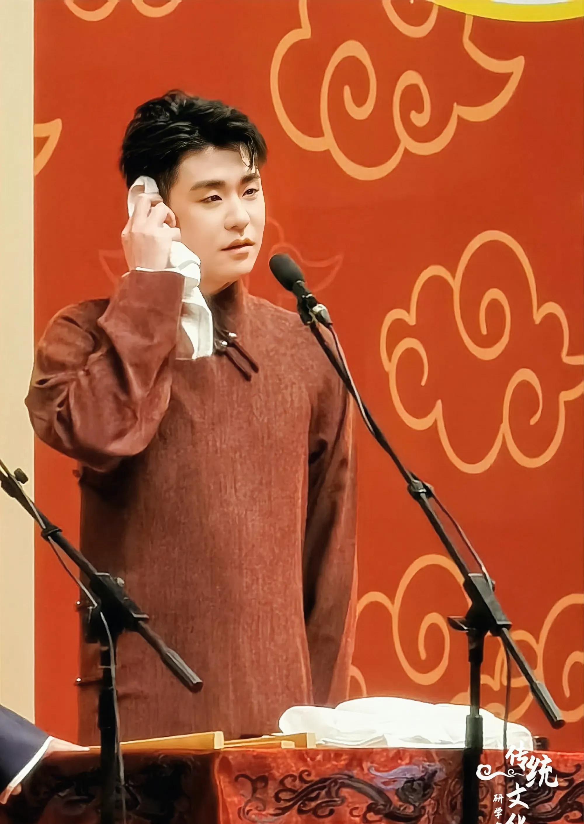 德云社相声大会又上热搜,哈哈哈,好一个活泼灵动的张云雷_演出_师父